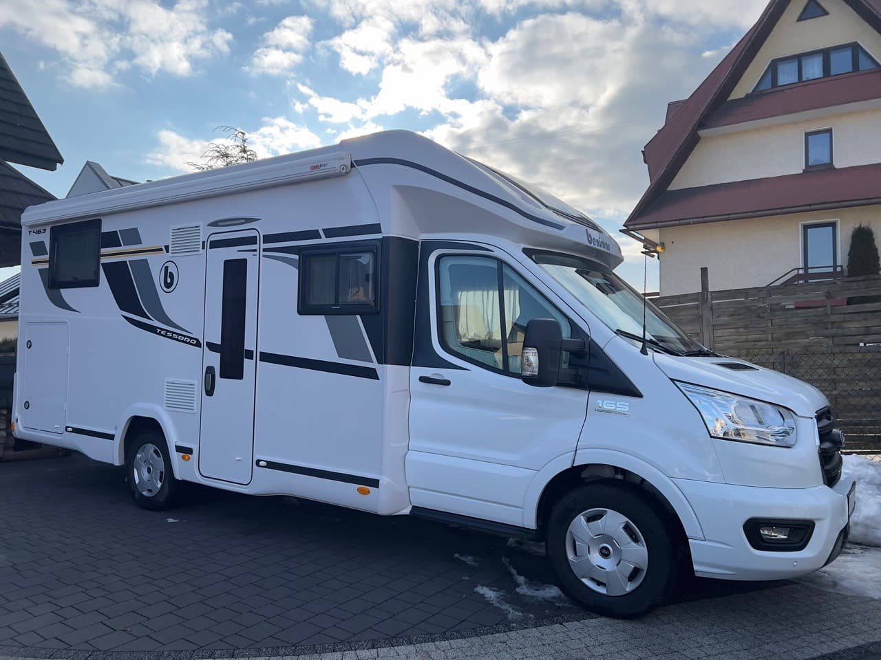 Kamper Benimar Tessoro 463 - widok z boku - Wynajem Nowy Targ